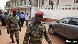 Militares guineenses à saida de conferencia de imprensa em Bissau (Arquivo)