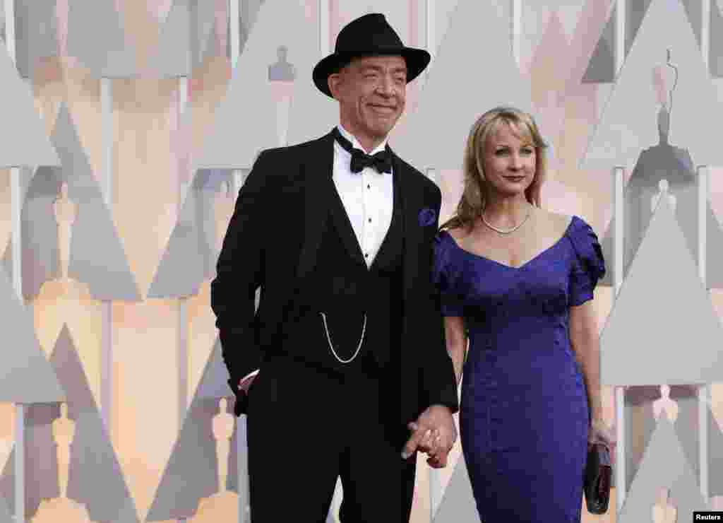 J.K. Simmons, penerima nominasi untuk kategori pemeran pendukung pria terbaik untuk perannya di film &quot;Whiplash,&quot; dan istrinya Michelle Schumacher tiba di Academy Awards ke-87 di Hollywood, California, 22 Februari 2015.