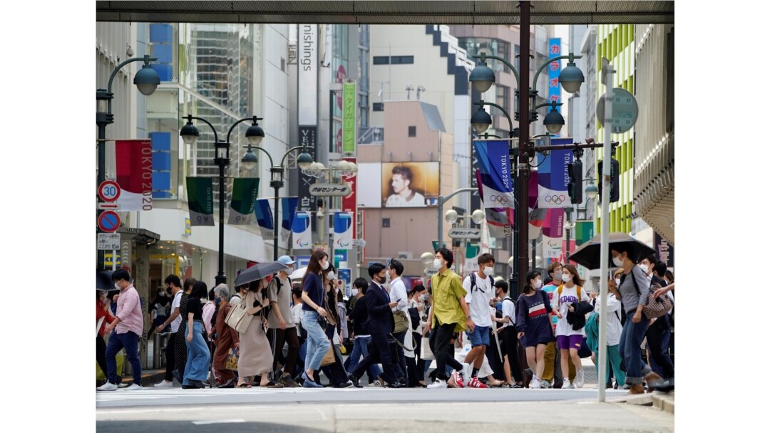 Para pejalan kaki mengenakan masker saat berjalan di pusat kota Tokyo, Jepang, di tengah pandemi COVID-19, di 14 Mei 2021. (REUTERS / Naoki Ogura)