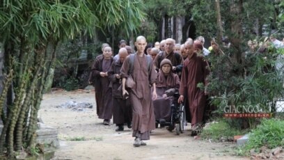 Thiền sư Thích Nhất Hạnh rời chùa Từ Hiếu đi Thái Lan hôm 28/11/2019. Photo Giac Ngo