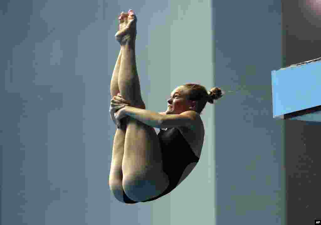 دلانیل شنیل ورزشکار آمریکایی در حال شیرجه از ارتفاع ده متری در مسابقات جهانی شنا و شیرجه کره جنوبی.