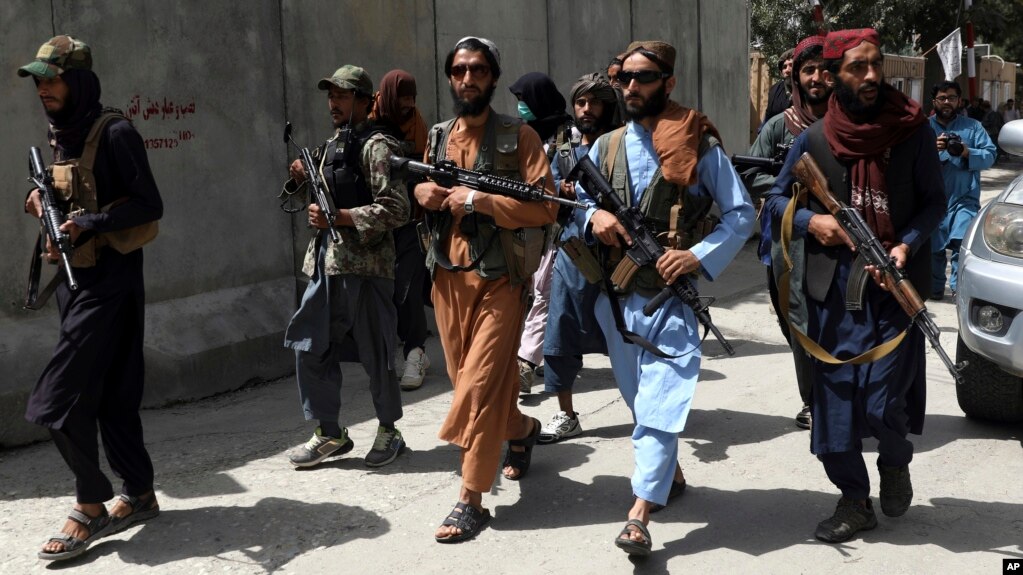 塔利班反叛武装在首都喀布尔街头。（2021年8月18日）(photo:VOA)