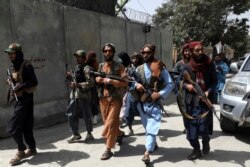 Pejuang Taliban berpatroli di lingkungan Wazir Akbar Khan, Kabul, Afghanistan, Rabu, 18 Agustus 2021.