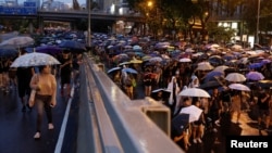 成千上万的香港民众2019年8月18日冒雨参加反送中游行。