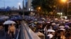 资料照片：成千上万的香港民众2019年8月18日冒雨参加反送中游行（路透社）