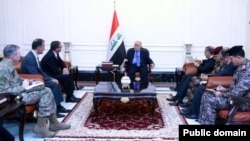 16일 이라크 수도 바그다드를 방문한 애슈턴 카터 미국 국방장관(왼쪽 세번째)이 하이데르 알아바디 이라크 총리(가운데)를 면담했다.