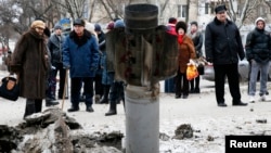 10일 우크라이나 동부 크라마토르스크 지역에서 주민들이 로켓포가 떨어진 자리를 바라보고 있다.