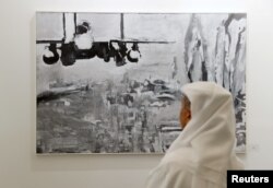 Seorang pengunjung menikmati karya seni seniman Palestina di pameran tahunan Art Dubai, di Dubai, United Emirat Arab, 21 Maret 2018.