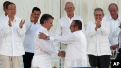 خوزه مانوئل سانتوس، رئیس جمهوری کلمبیا(سمت چپ) و ریکاردو لندونو، رهبر جنبش فارک