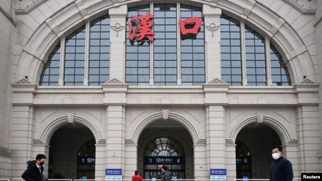 2020年1月23日,行人走过被关闭的武汉火车站。(路透社)