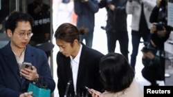 Ca sỹ Hàn Quốc Jung Joon-young, tại một phiên tòa, làm rúng động nền âm nhạc nước này với vụ bê bối tung video quay cảnh làm tình lén lên mạng. Cảnh sát Hàn Quốc vừa bắt giữ hai người đàn ông khác vì quay lén các khách trọ tại các nhà nghỉ rồi truyền trực tiếp lên mạng.