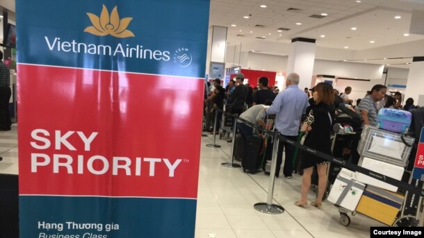 Hành khách của chuyến bay của Vietnam Airlines từ Sydney về Sài Gòn. (Ảnh: Bùi Văn Phú)