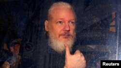 Osnivač WikiLeaksa Julian Assange dolazi u Vestminsterski sud, nakon što je uhapšen u Londonu, 11. aprila 2019.