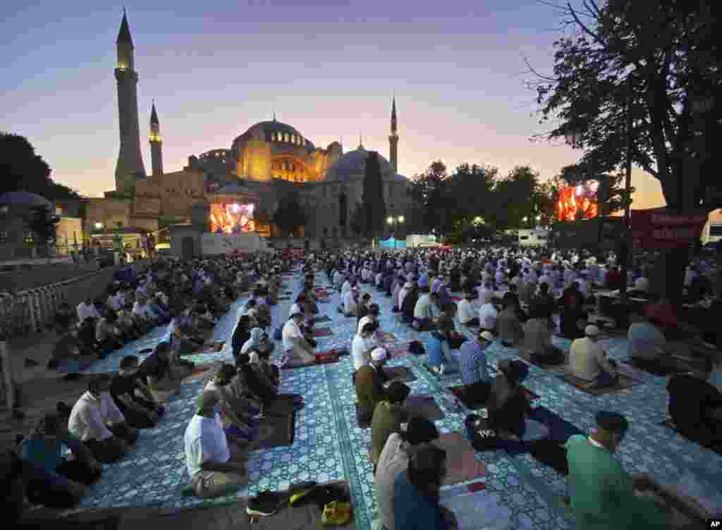 Muslim Turki melakukan salat Iduladha di komplek masjid Hagia Sophia di Istanbul, Turki.&nbsp;