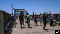 Protesters walk toward the sit-in protest outside the Sudanese military headquarters, in Khartoum, Sudan, May 14, 2019. 