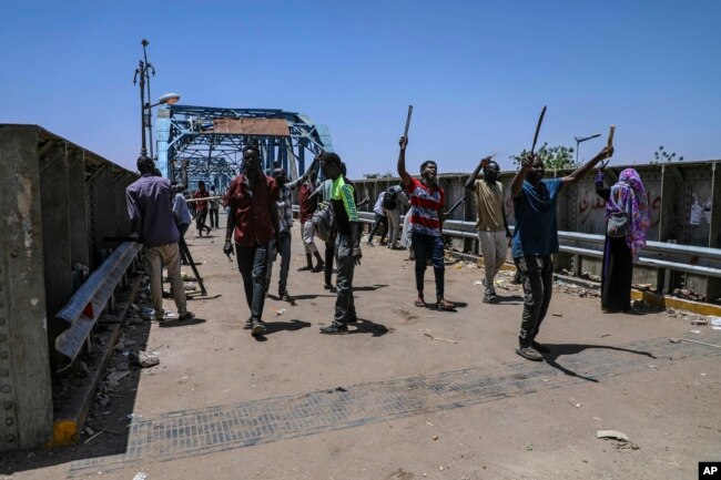 Protesters walk toward the sit-in protest outside the Sudanese military headquarters, in Khartoum, Sudan, May 14, 2019.
