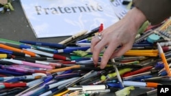 Une pile de crayons à la mémoire des victimes de Charlie Hebdo (AP)
