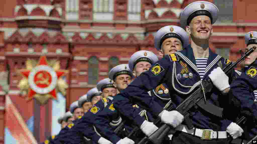 Des soldats russes défilent lors du défilé sur la Place Rouge à Moscou, le 9 mai 2016.
