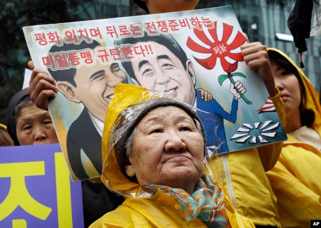 Former comfort woman Kil Un-ock who was forced to serve for the Japanese troops as a sexual slave during World War II, attends a rally against a visit by Japanese Prime Minster Shinzo Abe to the United States, in front of the Japanese Embassy in Seoul, South Korea, April 29, 2015.