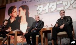 Sutradara James Cameron (kiri) dan produser Jon Landau (kanan) saat mempromosikan film "Titanic" tahun 2012 di Tokyo (dok: AP/Shizuo Kambayashi)