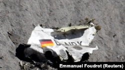 Kepingan pesawat Airbus A320 Germanwings terlihat di lokasi jatuhnya pesawat dekat Seyne-les-Alpes, Alpen, Perancis.