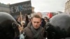 Навальный вызван «на беседу» в полицию. Приравняют ли критику власти к экстремизму?
