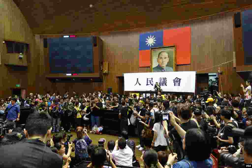 台湾占领立法院学生4月10日在立法院议场发表退场感言 (美国之音张佩芝 拍摄) 4