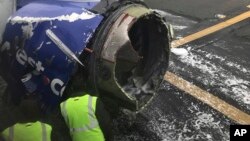 Mesin pesawat Southwest Airlines sedang diperiksa di Bandara Internasional Philadelphia setelah mendarat darurat di Philadelphia, 17 April 2018