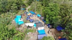 Tampak udara tenda-tenda terpal yang menjadi tempat hunian warga terdampak gempa di perbukitan dusun Petakeang, Kecamatan Tapalang, Sulawesi Barat. Jumat (5/1/2021). (Foto: VOA/Yoanes Litha)