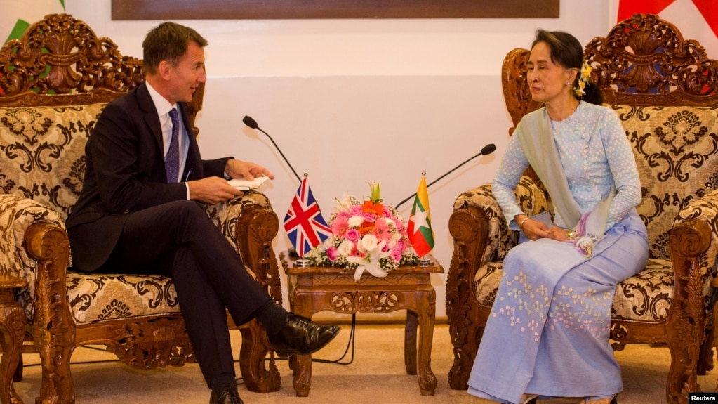 Menteri Luar Negeri Jeremy Hunt bertemu pemimpin de facto Myanmar Aung San Suu Kyi di Naypyidaw, Kamis (20/9). 
