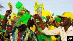 wafuasi wa chama tawala cha CCM Tanzania wakimaliza kampeni za uchaguzi wa 2010.