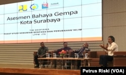 Para pembicara yang membahas mengenai Ancaman Gempa Surabaya di Kampus ITS (Foto:VOA/ Petrus Riski).
