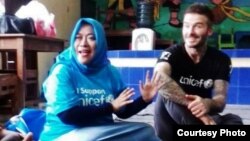 Hening Budiyawati (baju biru) dan David Beckham di Semarang. (Foto: courtesy)