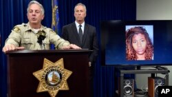 El alguacial del condado Clark, Joe Lombardo, habla durante una conferencia de prensa en la que mostró el retrato de la acusada en el arrollamiento de peatones en Las Vegas.