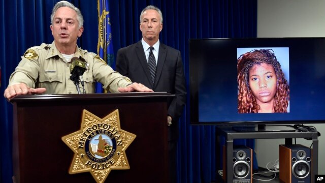El alguacial del condado Clark, Joe Lombardo, habla durante una conferencia de prensa en la que mostró el retrato de la acusada en el arrollamiento de peatones en Las Vegas.
