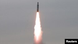 북한이 지난 4월 실시한 잠수함발사탄도미사일(SLBM) 수중 시험발사를 김정은 국무위원장이 참관했다며, 관영 조선중앙통신이 사진을 공개했다.