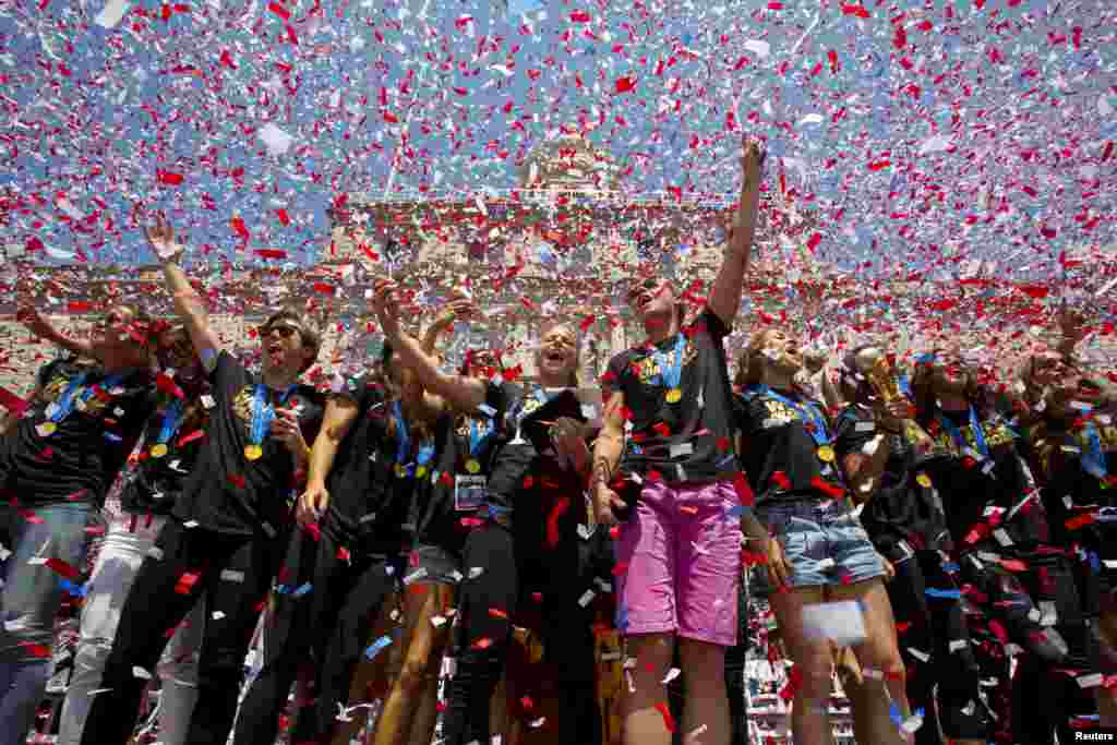The U.S. women&#39;s soccer team cheer during a reception at New York City Hall hosted by Mayor Bill de Blasio to celebrate their World Cup final win over Japan on Sunday. Screams and a blizzard of confetti cheered the winning team as they rolled up the city&#39;s &quot;Canyon of Heroes&quot; in the first ticker tape parade honoring a women&#39;s sports team.