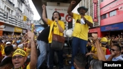 FILE - Pro-democracy group "Bersih" (Clean) chairwoman Maria Chin Abdullah (C) rallies supporters as they prepare to march towards Dataran Merdeka in Malaysia's capital city of Kuala Lumpur, Aug. 29, 2015.