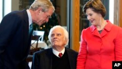 Junto al expresidente George W. Bush, y la primera dama, Laura Bush, en diciembre de 2010.2010.