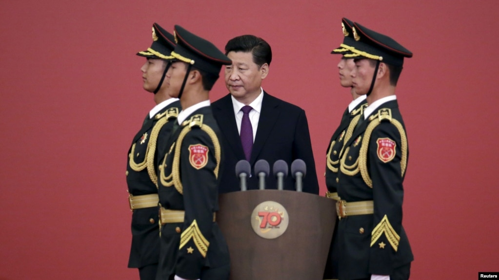 资料照：中国领导人习近平和解放军士兵在一个授勋仪式上。（2015年9月2日）