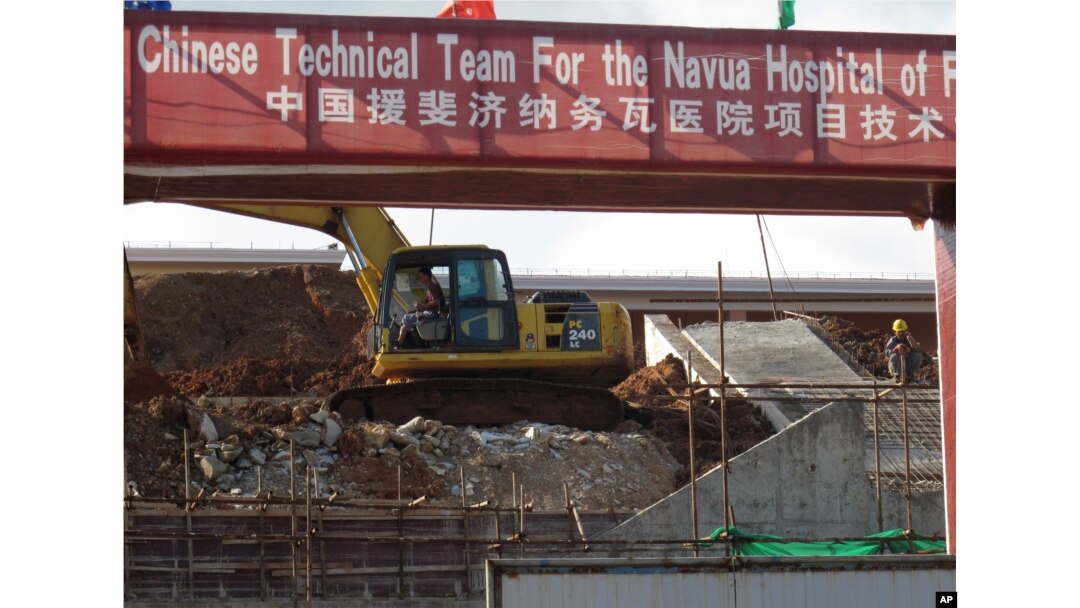 资料照：中国在斐济援建的一所医院的建筑工地。（2013年11月7日）