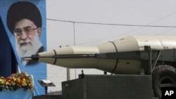 La Guardia Revolucionaria iraní muestra uno de sus misiles durante un reciente desfile militar en las afueras de Teherán.