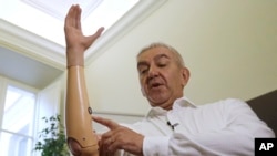 Marco Zambelli muestra su prótesis durante una entrevista con Associated Press, en Roma, mayo 10, 2018. 