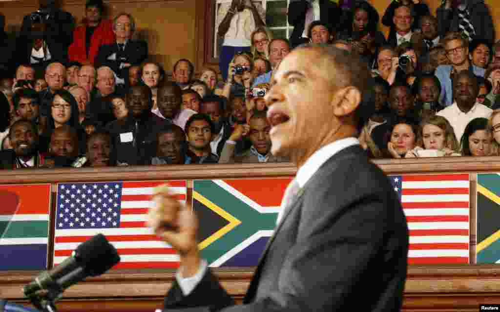 U.S. President Barack Obama delivers remarks at the University of Cape Town, June 30, 2013. REUTERS/Jason Reed (SOUTH AFRICA - Tags: POLITICS) - RTX11789