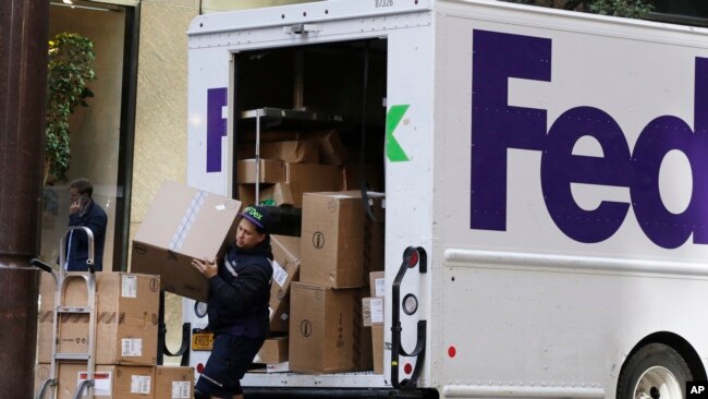 联邦快递的工作人员在寄送货物 （美联社照片）