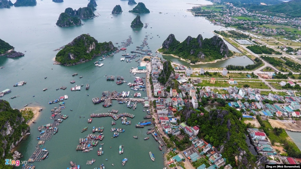 Cảng Cái Rồng, huyện Vân Đồn, tỉnh Quảng Ninh, một trong ba "đặc khu" trong Luật Đơn vị hành chính-kinh tế đặc biệt.