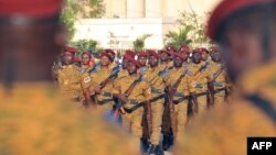 Des soldats burkinabè pendant une parade militaire, à Ouagadougou, le 4 janvier 2017.