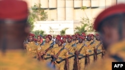 Des soldats burkinabè pendant une parade militaire, à Ouagadougou, le 4 janvier 2017.