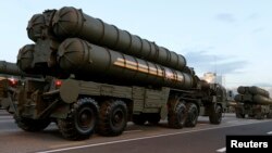 Arhiva - Ruski odbrambeni raketni lansirni sistem S-400 učestvuje u vojnoj paradi tokom Dana nezavisnosti u Minsku, 3. jula 2014.