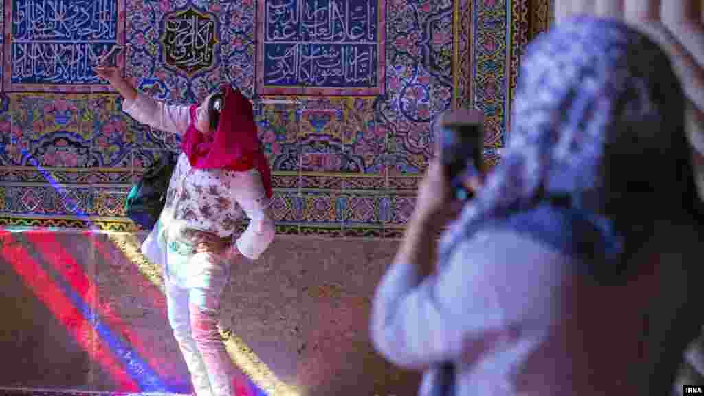گردشگران خارجی در شیراز. عکس: رضا قادری